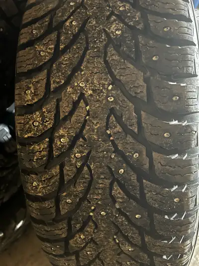 Je vends cet ensemble de quatre pneus d'hiver usagés de marque Nokian, modèle Nordman North 9, monté...