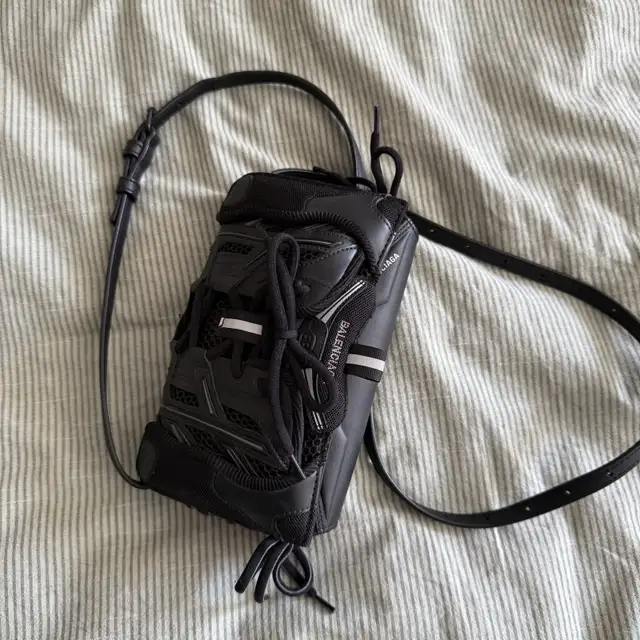 Balenciaga Sneakerhead Bag in Women's - Bags & Wallets in City of Toronto - Image 2