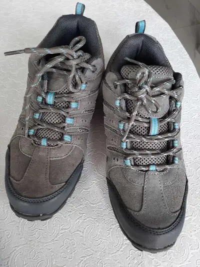 Ladies hiking shoes, Size US 9, View more