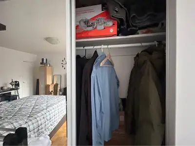 Français Une grande chambre privée avec salle de bain privée est disponible à partir du 1er décembre...