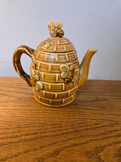 This teapot is from the early 60"s, and is in very good condition There is more of this bumble bee c...