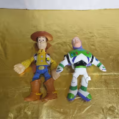 10" BUZZ L'ÉCLAIR en peluche 11" WOODY avec tête, bottes et mains en plastique. PELUCHES D' OCCASION...