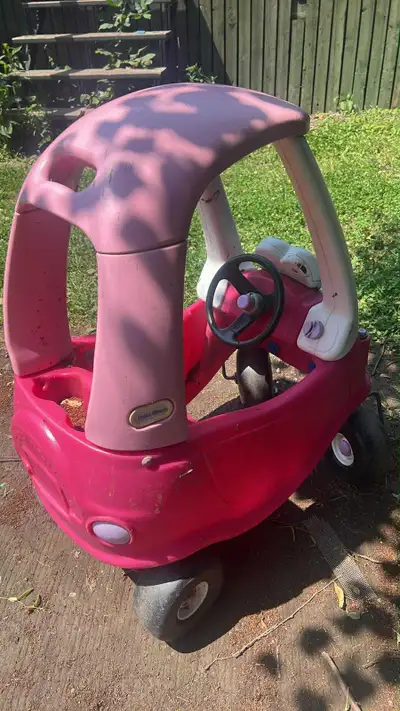 Voici une voiturette d'extérieur Little Tikes rose et rouge, parfaite pour les jeunes enfants. Elle...