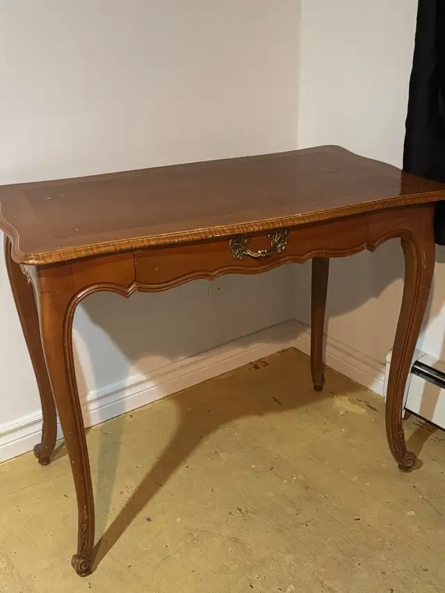 Antique table in Other Tables in Ottawa - Image 2