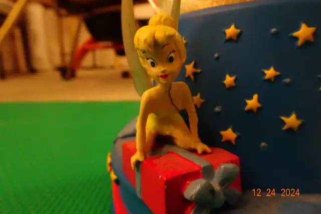 Disney Snowglobe ( slight damage)62863266884994121
