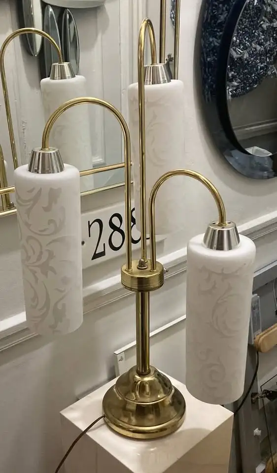Mid Century Table Lamp with BRAND NEW Opaque Damask Glass Shades in Indoor Lighting & Fans in City of Montréal - Image 3