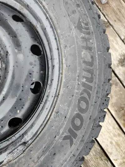 Hankook winter tires on rims 225/60/R16 Bolt pattern is 5 x 115mm Fits... buick, gm, cadillac, chev,...
