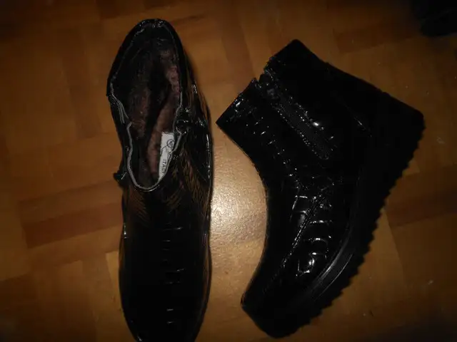 Winter boots in Women's - Shoes in City of Montréal - Image 9