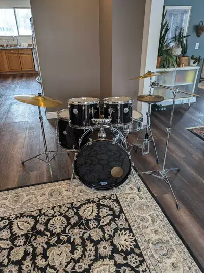 Complete and ready to play Mapex Voyager Drumkit. Great kit to get started on, as it's solid quality...