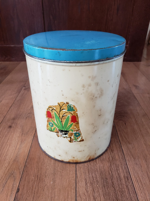 Vintage Tin Canister in Arts & Collectibles in Saskatoon