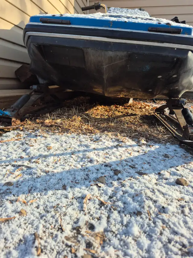 2 old snowmobiles in Snowmobiles in Saskatoon - Image 5