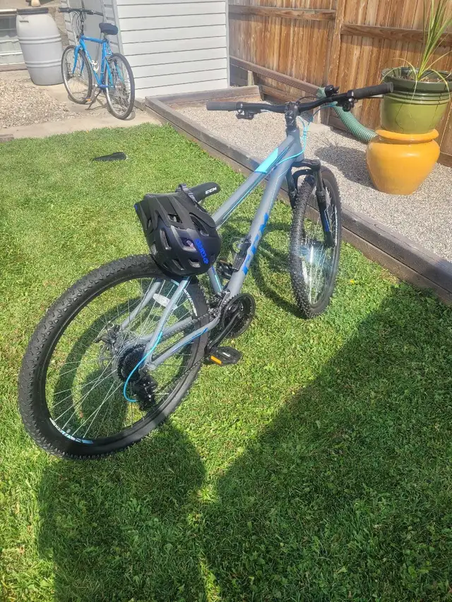 LADIES 21 SPEED BIKE in Road in Calgary - Image 4