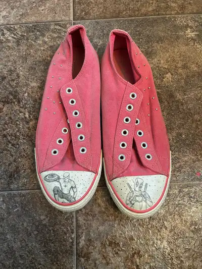 Can add laces to them if they sell. Barely worn, have just been sitting for years. Pickup in Warman