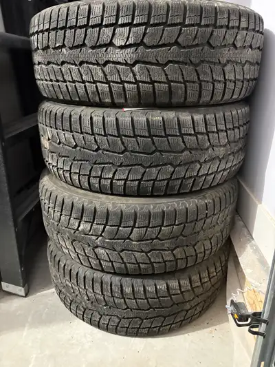 Ensemble de 4 pneus d’hiver Toyo Observe GSi-6 LS, dimension 235/60R18 107H, montés sur jantes d’aci...
