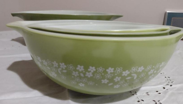 Pyrex Spring Blossom Crazy Daisy nesting bowls in Kitchen & Dining Wares in City of Toronto