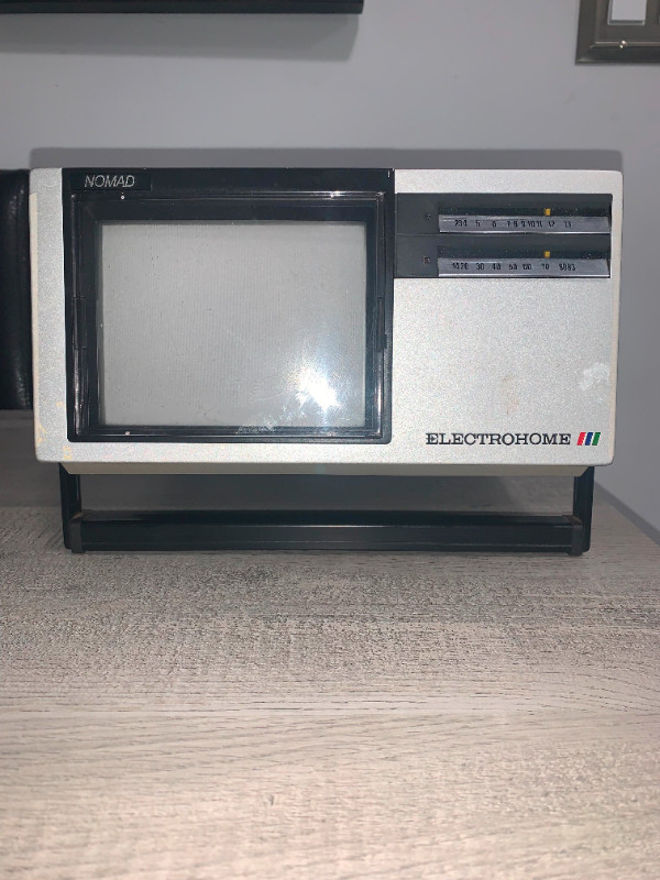 Vintage Portable TV - Electrohome NOMAD - WORKS in Arts & Collectibles in Moncton - Image 4