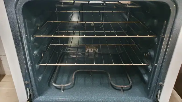 Apartment Size Stove “FRIGIDAIRE” 24 inch in Stoves, Ovens & Ranges in City of Toronto - Image 4