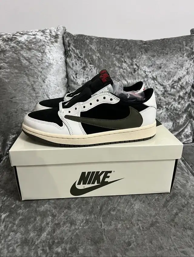 Jordan 1 Retro Low SP Travis Scott Olive  in Men's Shoes in City of Toronto - Image 4