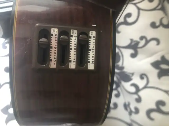 Takamine EC 128MIJ classical guitar with built in pick-up. in Guitars in City of Montréal - Image 5