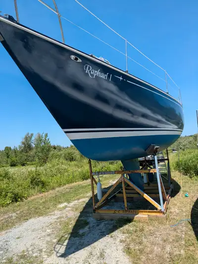 C&C 36 offers the perfect combination of cruising comfort and sailing performance. This 1978 C&C 36...