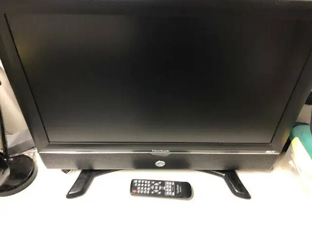 FS: Sony 32 LCD, Insignia 39 LCD, ViewSonic 27 LCD, with remote in TVs in Ottawa - Image 5
