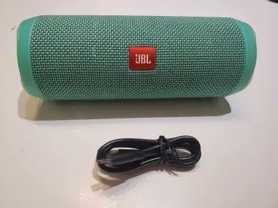 JBL FLIP4 BLUTOOTH WIRELESS PORTABLE SPEAKER. In Excellent working condition snd Excellent Battery y...