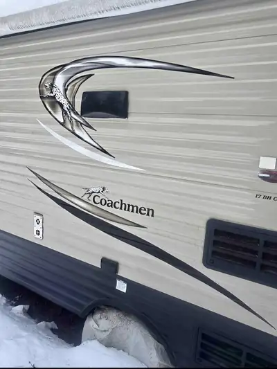Coachmen Clipper Cadet 17BH en excellent état. Aucune infiltré d'eau. Cuisine équipée d'une plaque d...