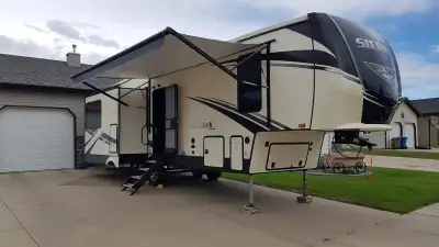 2020 Sierra Forest River 3220RL 5th wheel trailer for sale in excelent condition. Sleeps 9 and has a...
