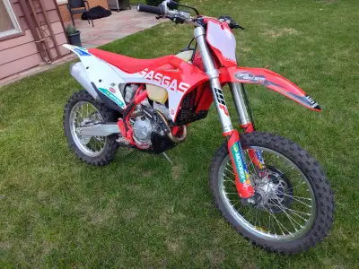 Great bike. Low 42 hours. Oil changed every 2-4hrs. Air filter cleaned regularly. Only trail ridden...