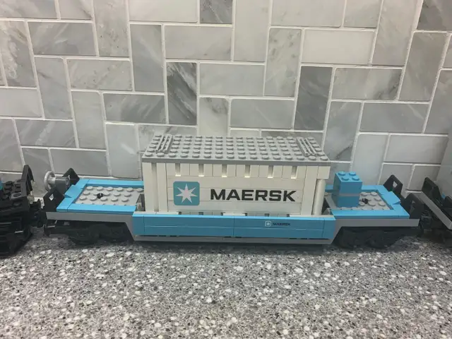 Lego train Maersk # 10219 in Toys & Games in City of Montréal - Image 4