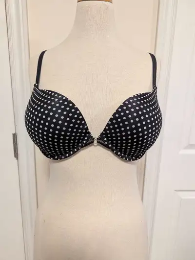 This is a La Senza polka dot bra in size 36C, perfect for adding a fun touch to your lingerie collec...