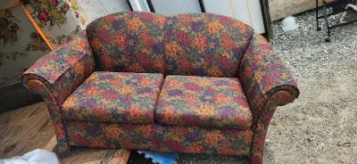 2x sofa divan 2 places Longueur 5 pieds J'en ai 2x disponible Bonne condition Non fumeurs Demande 10...