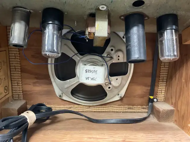 MAGNATONE 1950’S AMP STARLET MODEL 107 in Amps & Pedals in North Bay - Image 6