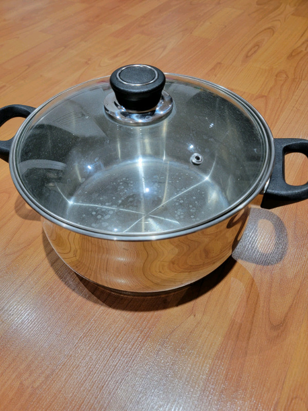Chaudron 10 pouces /Saucepan 10 inches  in Kitchen & Dining Wares in Gatineau