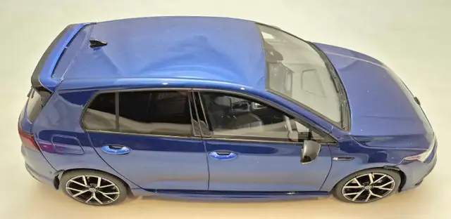 VW Volkswagen Golf R MKVIII Blue 1:18 Resin Ottomobile Rare in Arts & Collectibles in Markham / York Region - Image 5