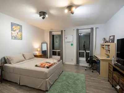 1 Furnished master bedroom available for rent near Bramlea city centre. Major intersection- Dixie an...