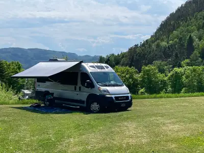 Ce Roadtrek Play 2021, acquis neuf en 2022, est le compagnon de voyage idéal pour vos escapades, off...