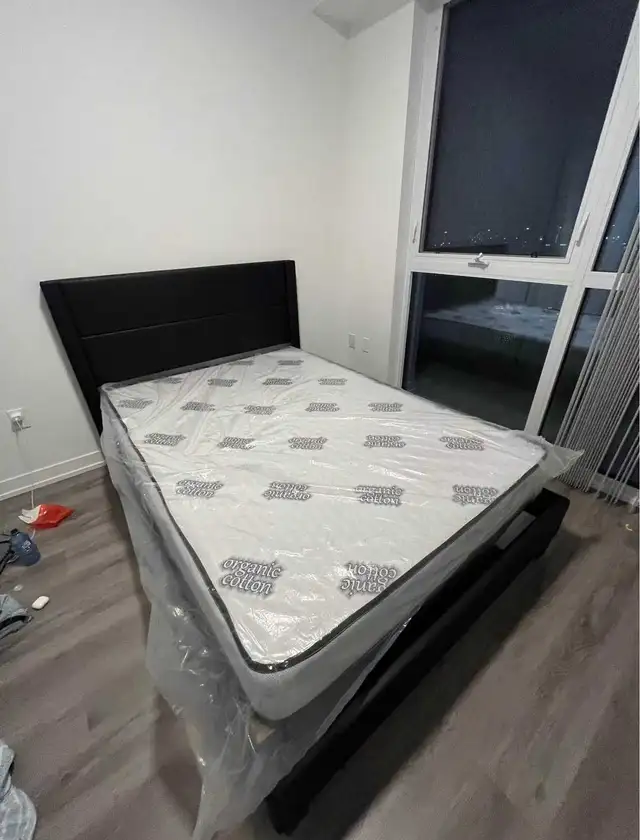 Cadre de lit Queen avec matelas  in Beds & Mattresses in City of Montréal - Image 2