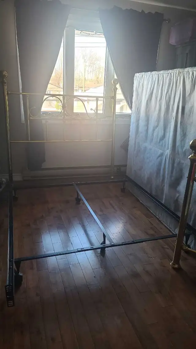 Base de lit Queen Tete et pied de lit en laiton in Beds & Mattresses in City of Montréal - Image 3