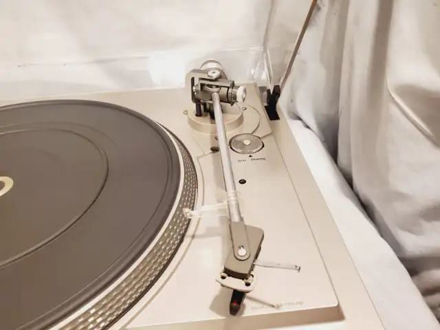 vintage dual CS-508 turntable record player in Stereo Systems & Home Theatre in Mississauga / Peel Region - Image 4