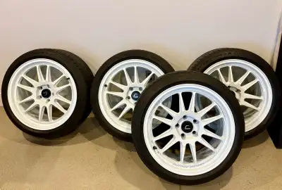 Je vends un ensemble de roues Cosmis Racing XT-206R en blanc, idéales pour une Subaru WRX 2022 ou un...