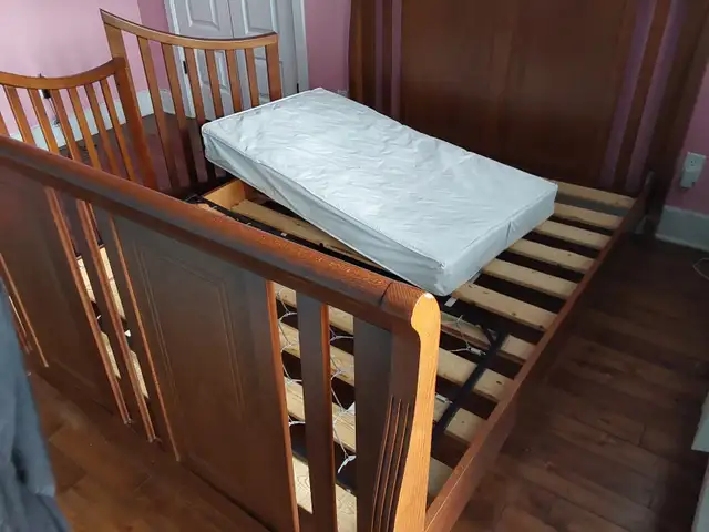 Lit double en bois véritable in Beds & Mattresses in City of Montréal - Image 5