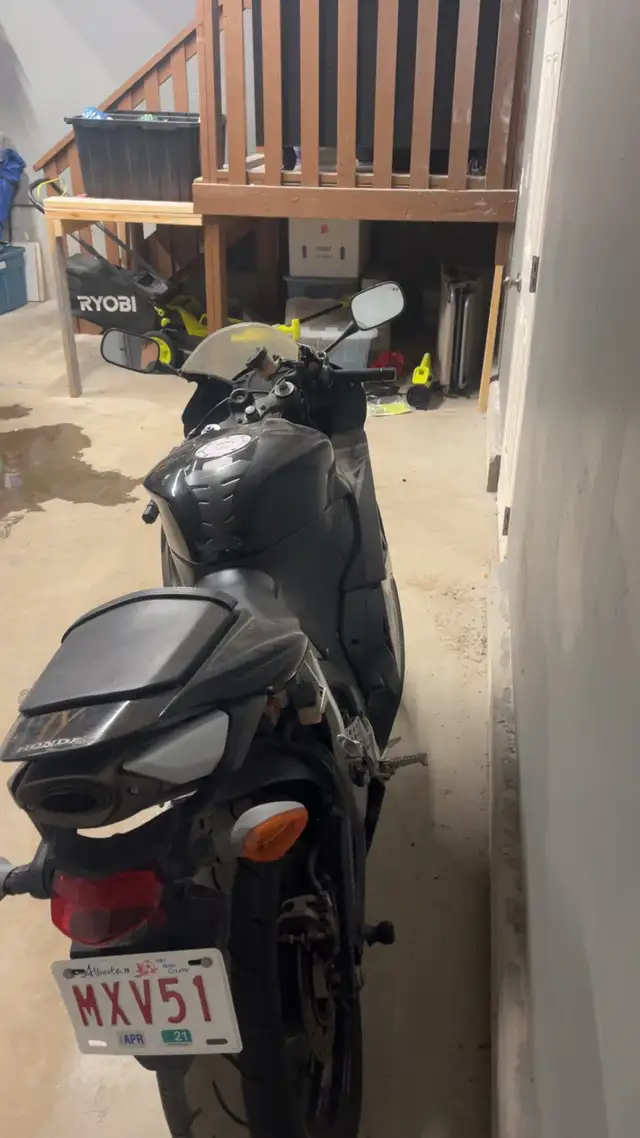 2009 Honda cbr rr in Sport Bikes in Medicine Hat - Image 5