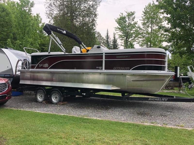 Ponton avec remorque 2021 Yamaha 150 hp 30 heures Suncatcher Vedettes