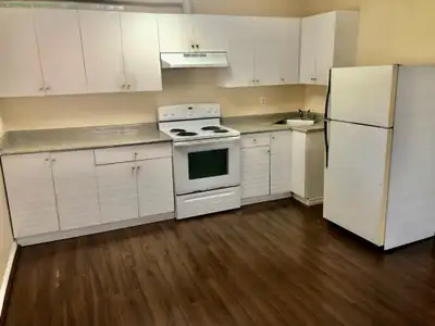 Guilford/ Fleetwood: 1 Bedroom Side Suite on Ground Level, Full 3PCS Kitchen Appliances, With Living...