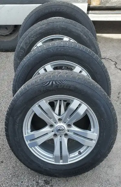 Pneus Motomaster d'hiver 225/65R17 avec jantes d'aluminium D.A.T. en bonne condition. $600.00 pour l...