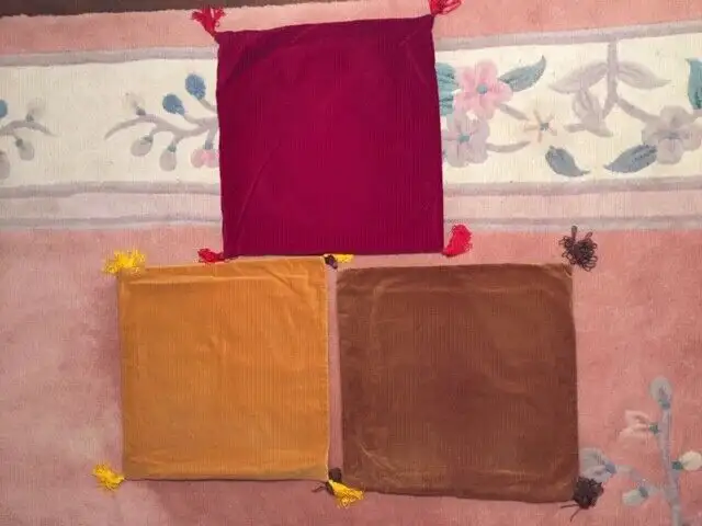 Set of 3 Cushion Covers With Tassels in Hobbies & Crafts in Barrie - Image 2