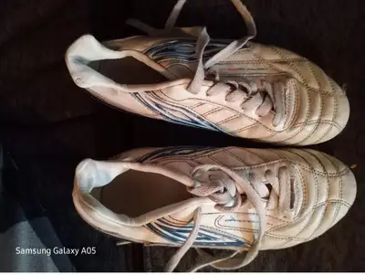 Umbro youth soccer cleates US size 4 fits age 5-6, View more