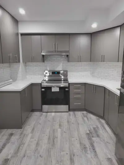 1 BEDROOM AVAILABLE IN LARGE BASEMENT $700 NO PARKING $750 WITH PARKING 1 BEDROOM AVAILABLE IN A 4 B...