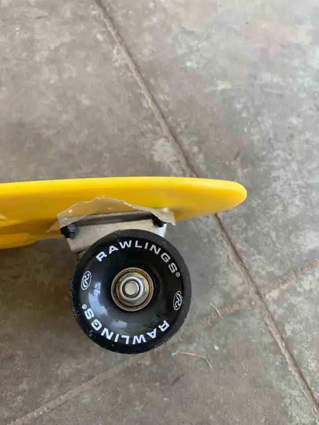 Rawlings 22” Skate Board in Skateboard in Saskatoon - Image 3